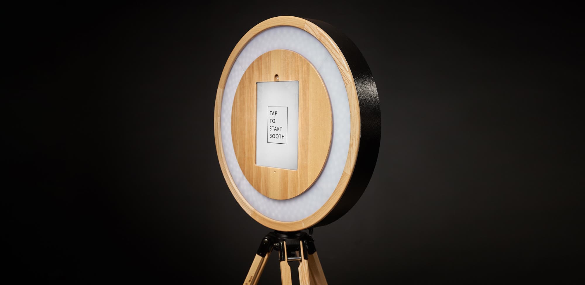 Die Ringbooth, wie sie in Wiesbaden geliefert wird: Holzring mit Ringlicht und Tablet