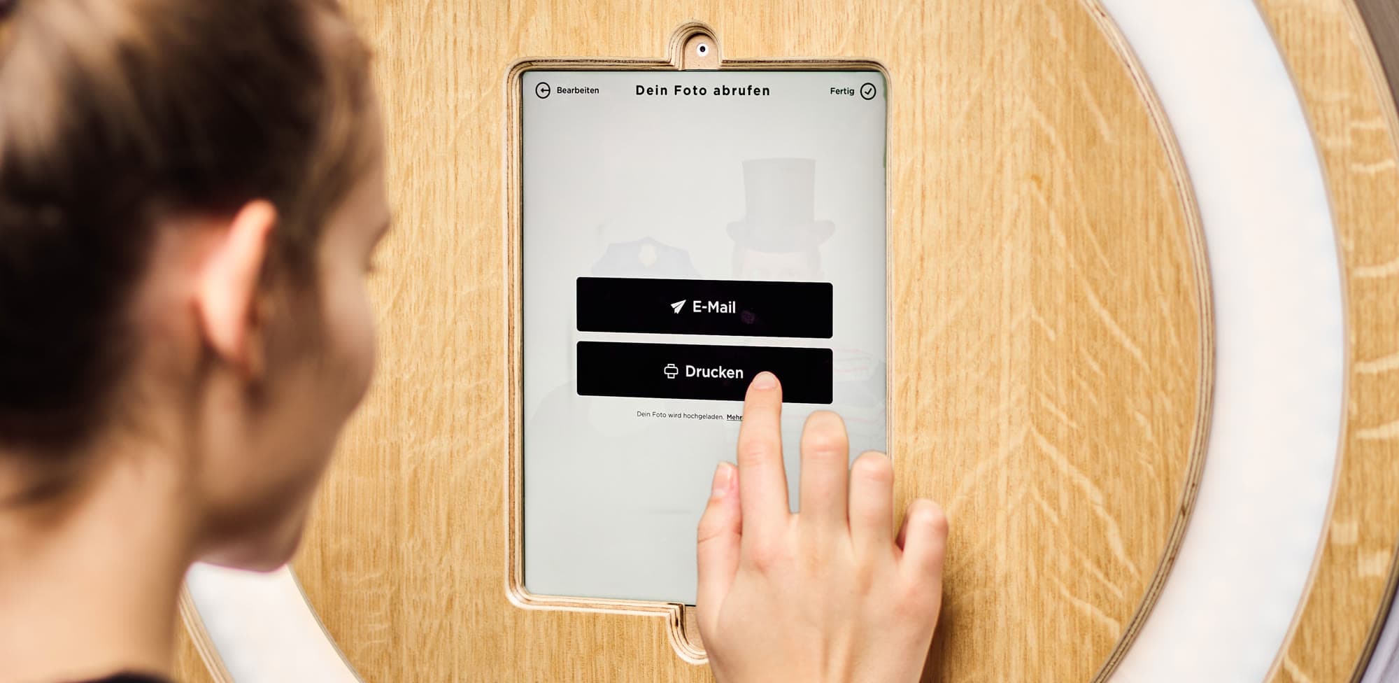Am Tablet stehen zwei Knöpfe zur Wahl: E-Mail und Drucken